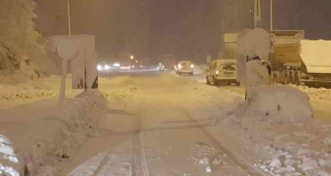 Artvin'de kar yağışı nedeniyle Hopa-Borçka karayolunda uzun araç kuyrukları oluştu