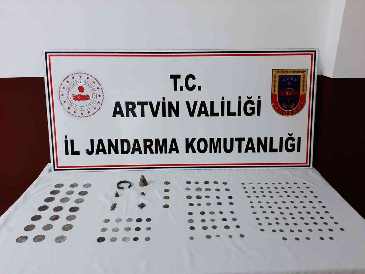 Arhavide durdurulan otobüste 175 adet tarihi eser yakalandı