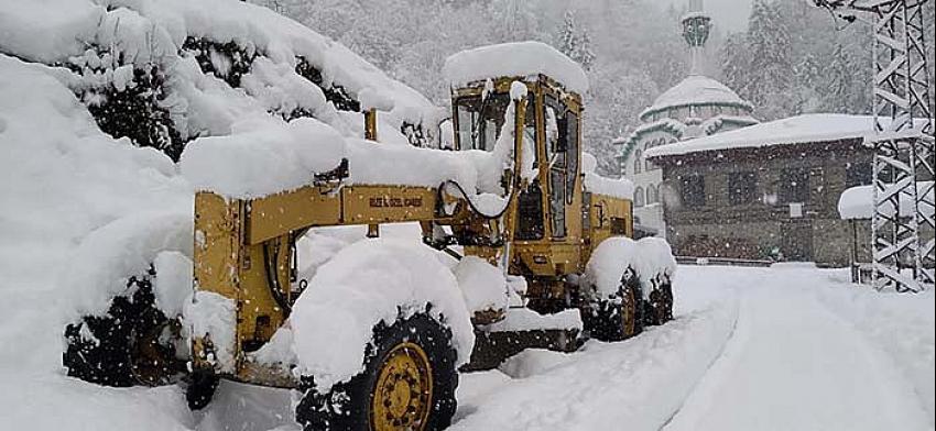 Doğu Karadeniz'de 305 yerleşim yerinin yolu kardan kapalı