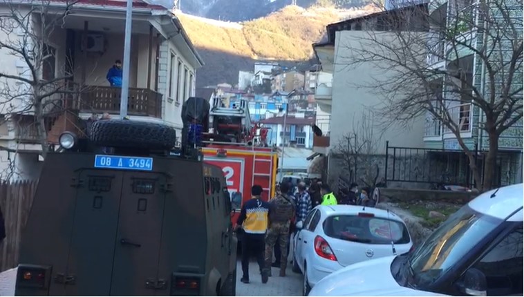 Artvin’de cinnet geçiren bir kişi eşi ve çocuğunu rehin aldı.