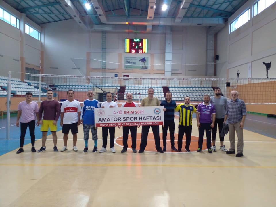 Hopa Gençlik Merkezinde Voleybol turnuvası düzenlendi. 