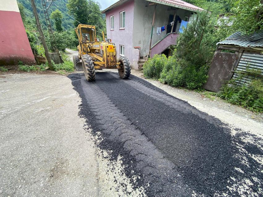 Köylerde asfalt çalışmaları devam ediyor