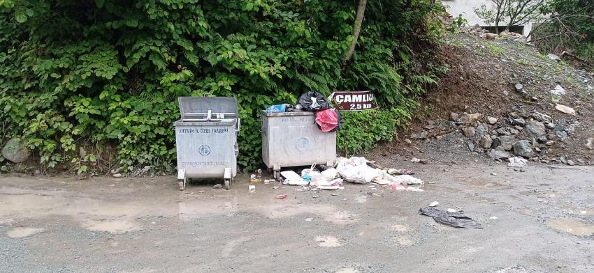 Köylerdeki çöp sorunu giderek büyüyor..