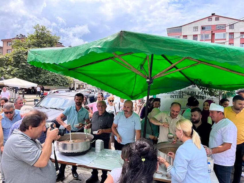 Arhavi AK Parti İlçe Teşkilatı tarafından aşure etkinliği düzenlendi