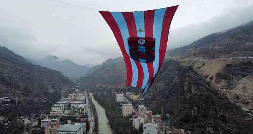 Artvin’de dev viyadüklere asılan Trabzonspor bayrağının kaldırılmasıyla ilgili açıklama geldi