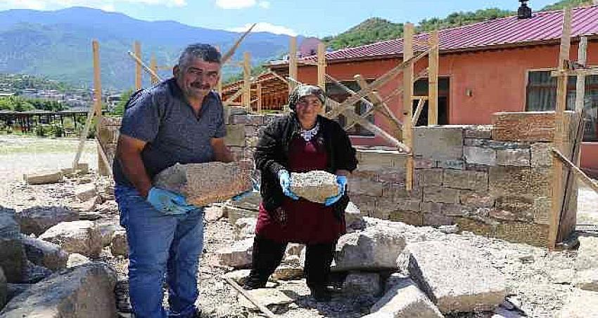 Ardanuç,ta kadın üreticilerin kooperatif binasını kadın duvar ustası yapıyor