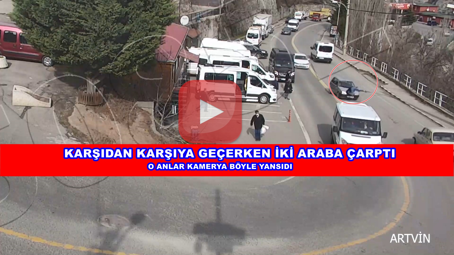 Karşıdan Karşıya  Geçmek isteyen vatandaşa iki araba birden çarptı