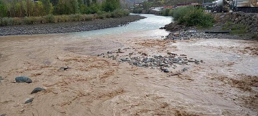 Yusufeli’nde dereler taştı, yollar çamurla kaplandı