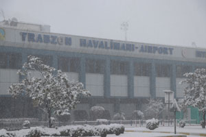 Trabzon'da hava yolu ulaşımına kar engeli