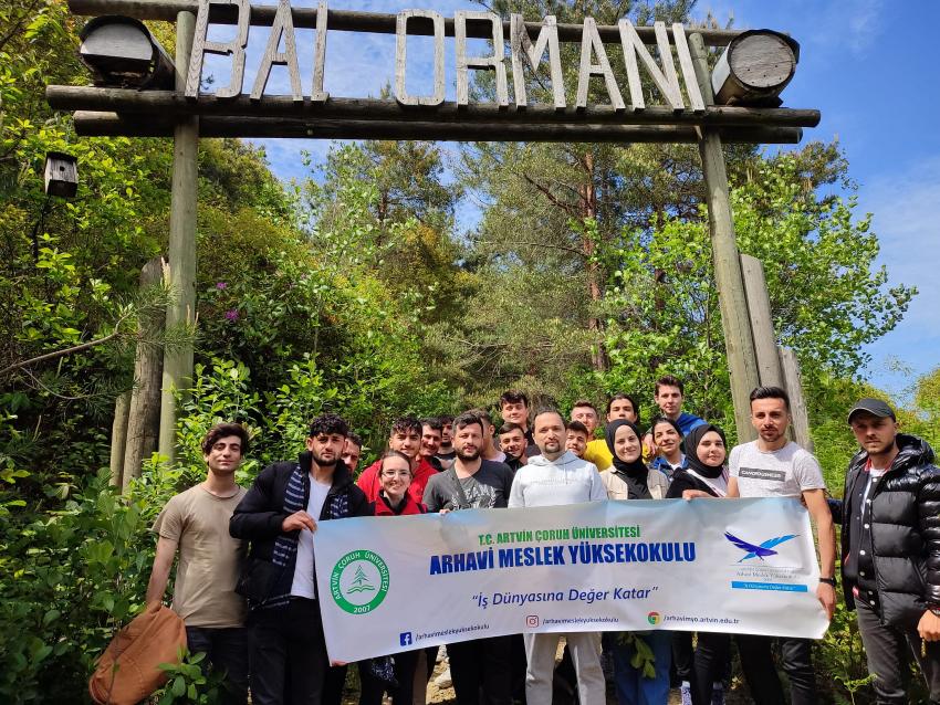 ARHAVİ MYO ÖĞRENCİLERİ YILIN EN GENÇ HAFTASINDA ARHAVİ BAL ORMANI’NA YÜRÜDÜ!