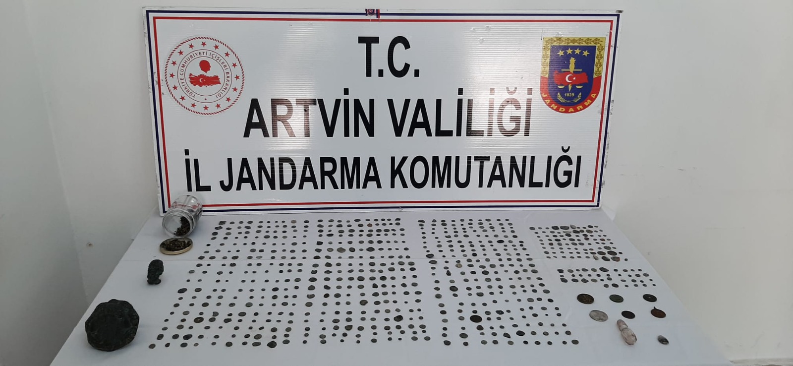 Artvin’de jandarma ekipleri 690 adet sikke ele geçirdi