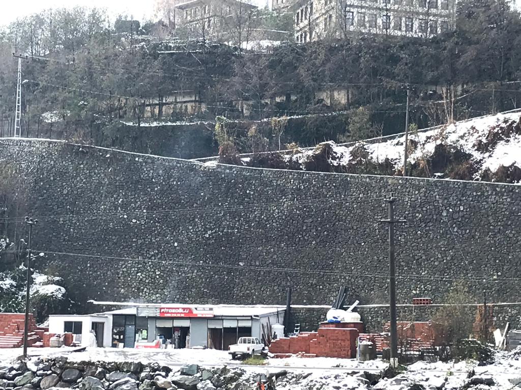 Düşen kaya parçaları işletmeyi harabeye çevirdi.