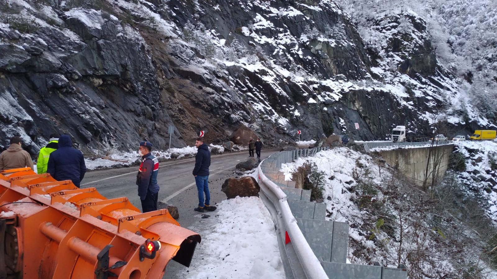 Artvin-Borçka karayolu heyelan nedeniyle bir süre ulaşıma kapandı