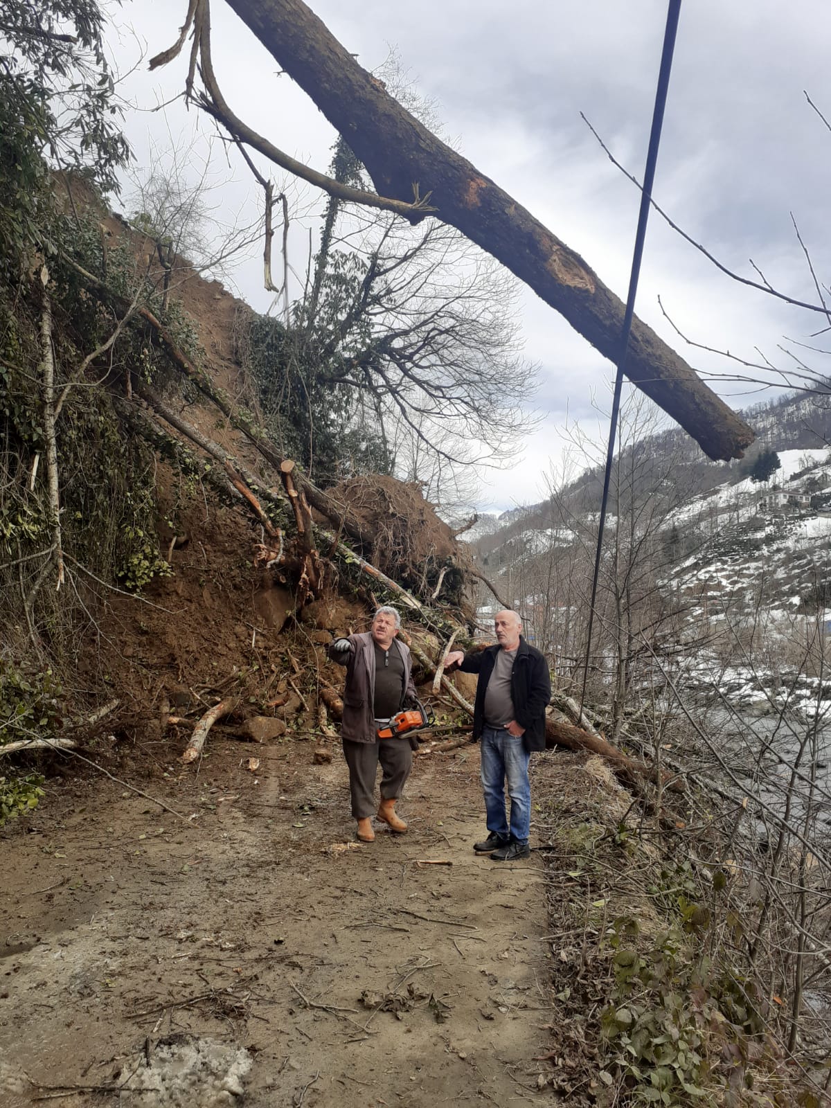 Ulukent Balıklı köyü yolu  üzerinde Heyelan Meydana geldi.