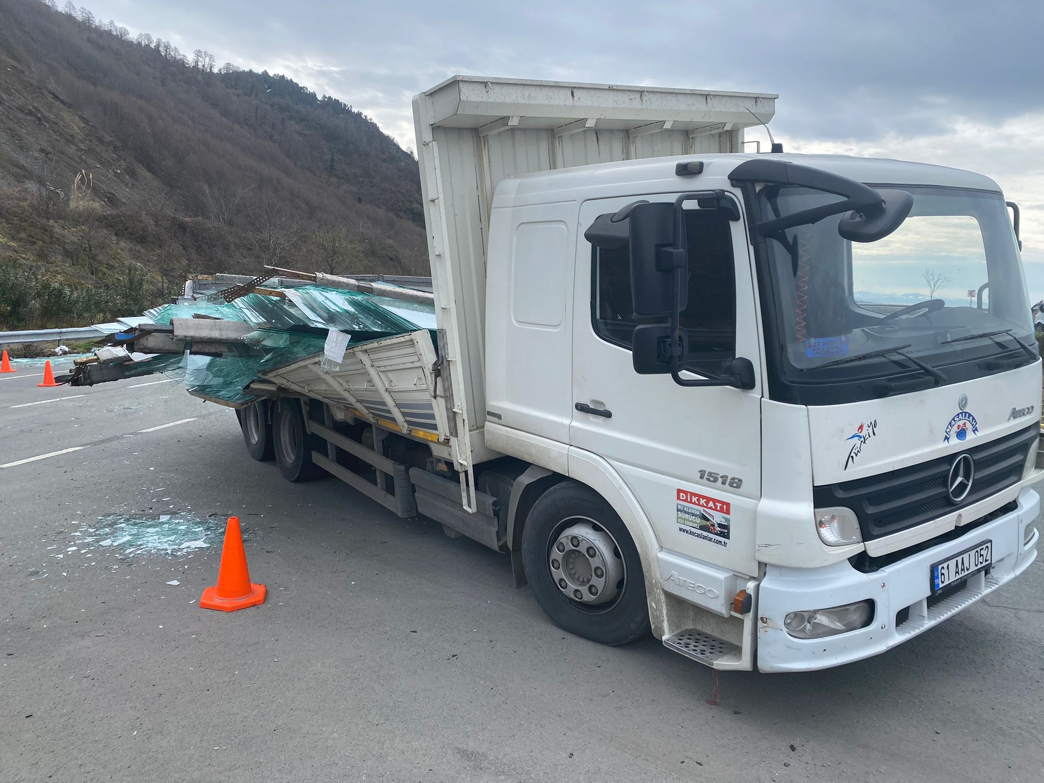 Kıyıcık Tüneli Çıkışında Devrilmekten son anda kurtulan cam yüklü kamyon korkuttu.