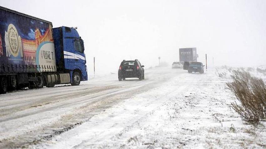 Ardahan-Şavşat kara yolu tırlara kapatıldı