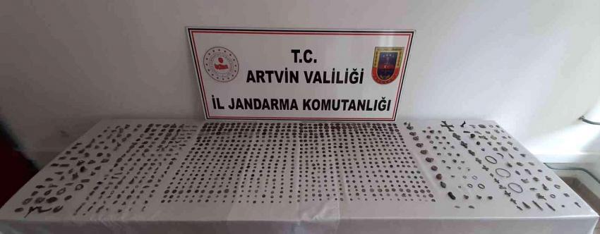 Arhavi de durdurulan yolcu otobüsündeki yolcudan bin 21 tarihi sikke çıktı