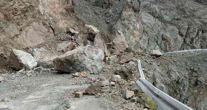 Yusufeli'de heyelan nedeniyle bir köy yolu ulaşıma kapandı