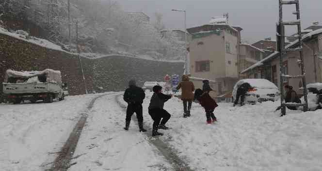 Artvin'de kar yağışı nedeniyle 125 köy yolu ulaşıma kapandı