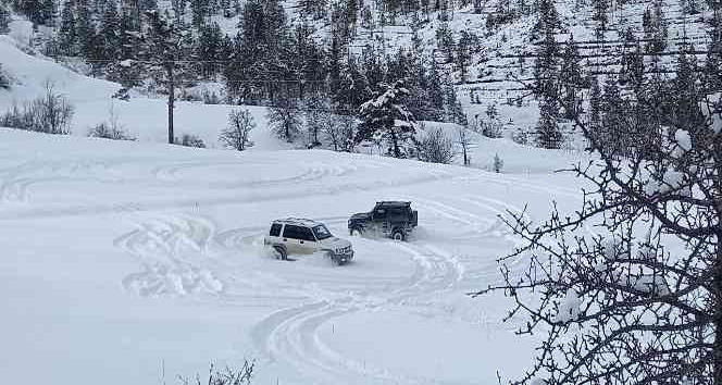 Artvin'de Off-road tutkunları karı eğlenceye dönüştürdü