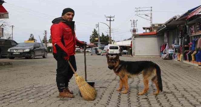 Artvin kemalpaşa'da temizlik işçisi ile köpeğin kıskandıran dostluğu