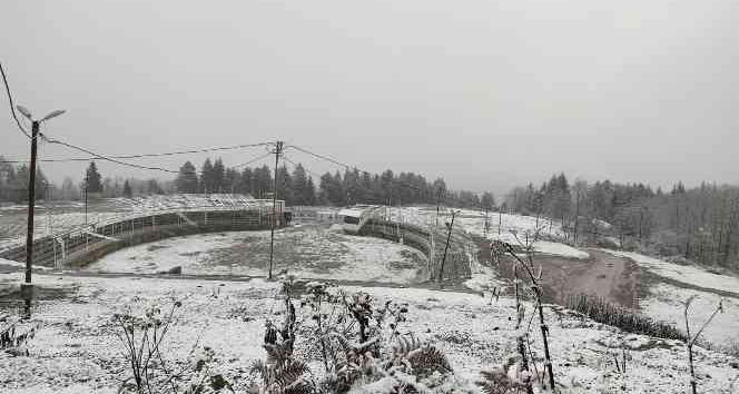 Artvin il merkezinin yüksek kesimlerine kar yağdı