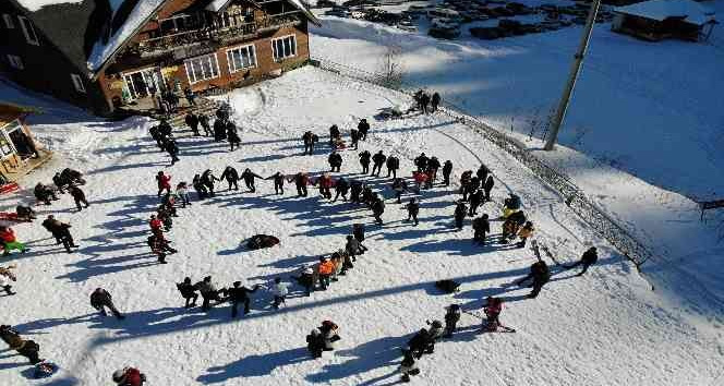 Artvin'in Atabarı Kayak Merkezinde hamsi şenliği düzenlendi