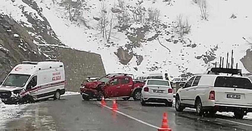 Artvin’de hasta taşıyan ambulans kaza yaptı: 2 yaralı