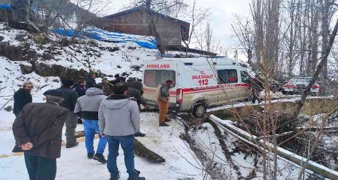 Hasta almaya giden ambulans karlı köprüde kayınca yardımına köylüler yetişti