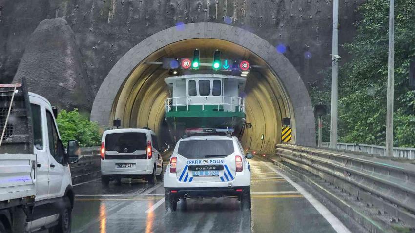 Tünel içindeki tekneyi görenler şaşkına döndü