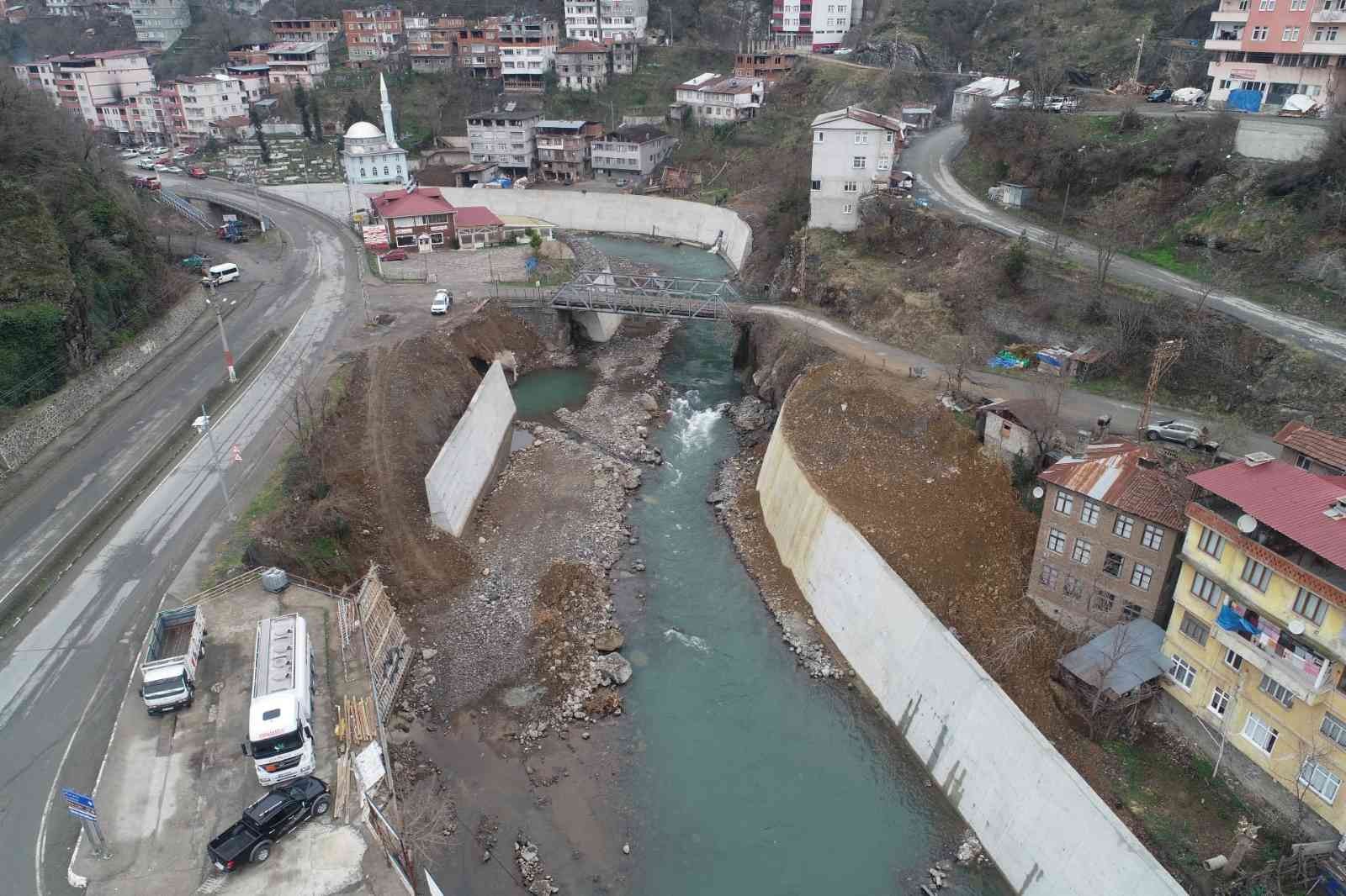Artvin’de DSİ taşkın koruma çalışmalarına devam ediyor