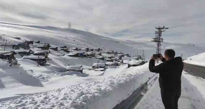 Şavşattaki Manzarayı görenler durup cep telefonuna sarılıyor