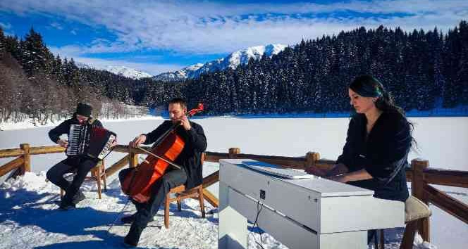 Şavşat Karagöl'de sanat doğayla buluştu