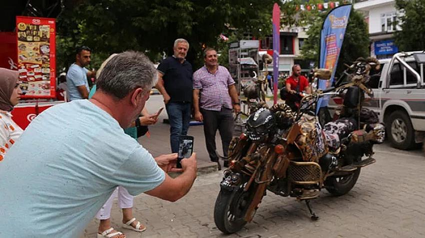 Arhavi'de İzlediği filmden esinlenerek motosiklet yaptı, gören telefonuna sarılıyor