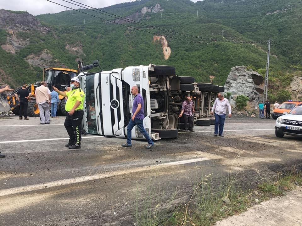 Artvin-Borçka Karayolunda Taş Kamyonu Devrildi.