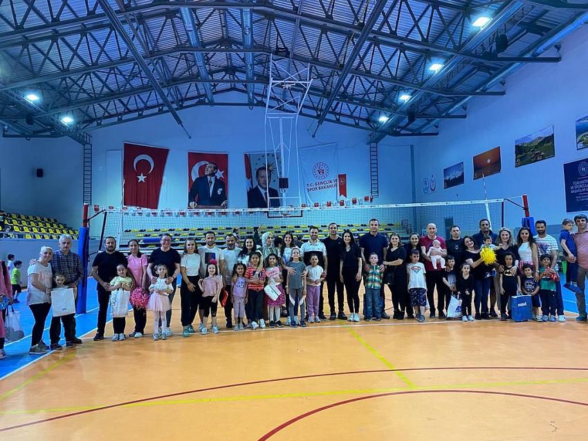 Arhavi'de Babalar Günü’ne Özel Voleybol Turnuvası Düzenlendi.