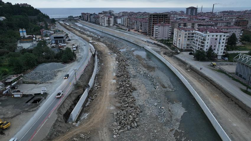 Arhavi Kabisre  deresi ve yan kolları inşaatında taşkın kontrolü çalışmaları devam ediyor