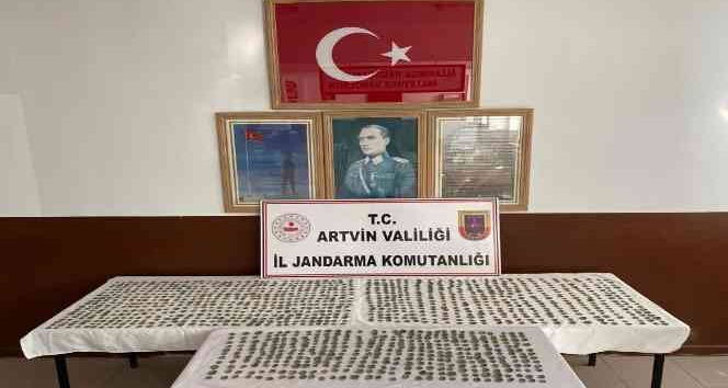 Arhavi'de Yol kontrolünde durdurulan otomobilden Bizans dönemine ait bin 396 sikke çıktı